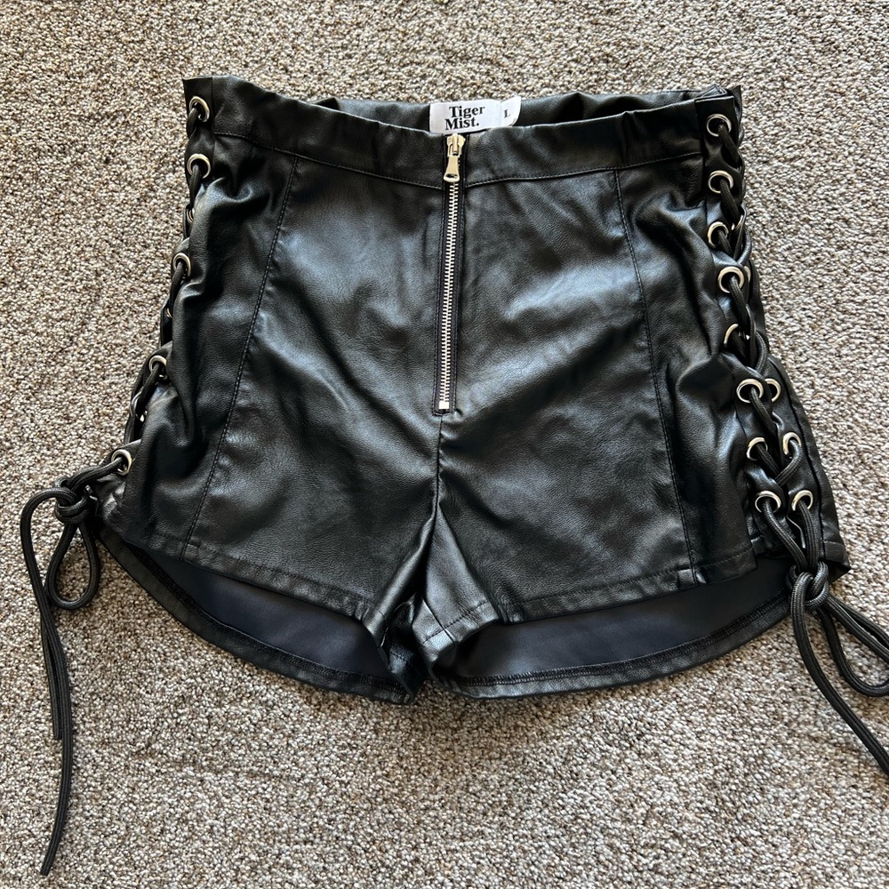 Tiger mist lace up shorts